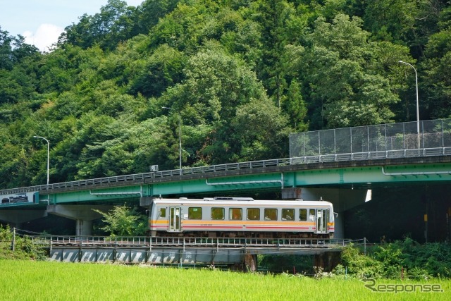 広島県内の芸備線を走る列車。JR西日本の発表によると同線の東城～備後落合間は2018～2020年度の営業係数（100円を稼ぐために要する費用）が2万6906、2020年度の輸送密度が9人/日と、JR西日本の輸送密度2000人/日未満の線区では最悪の数字を示している。