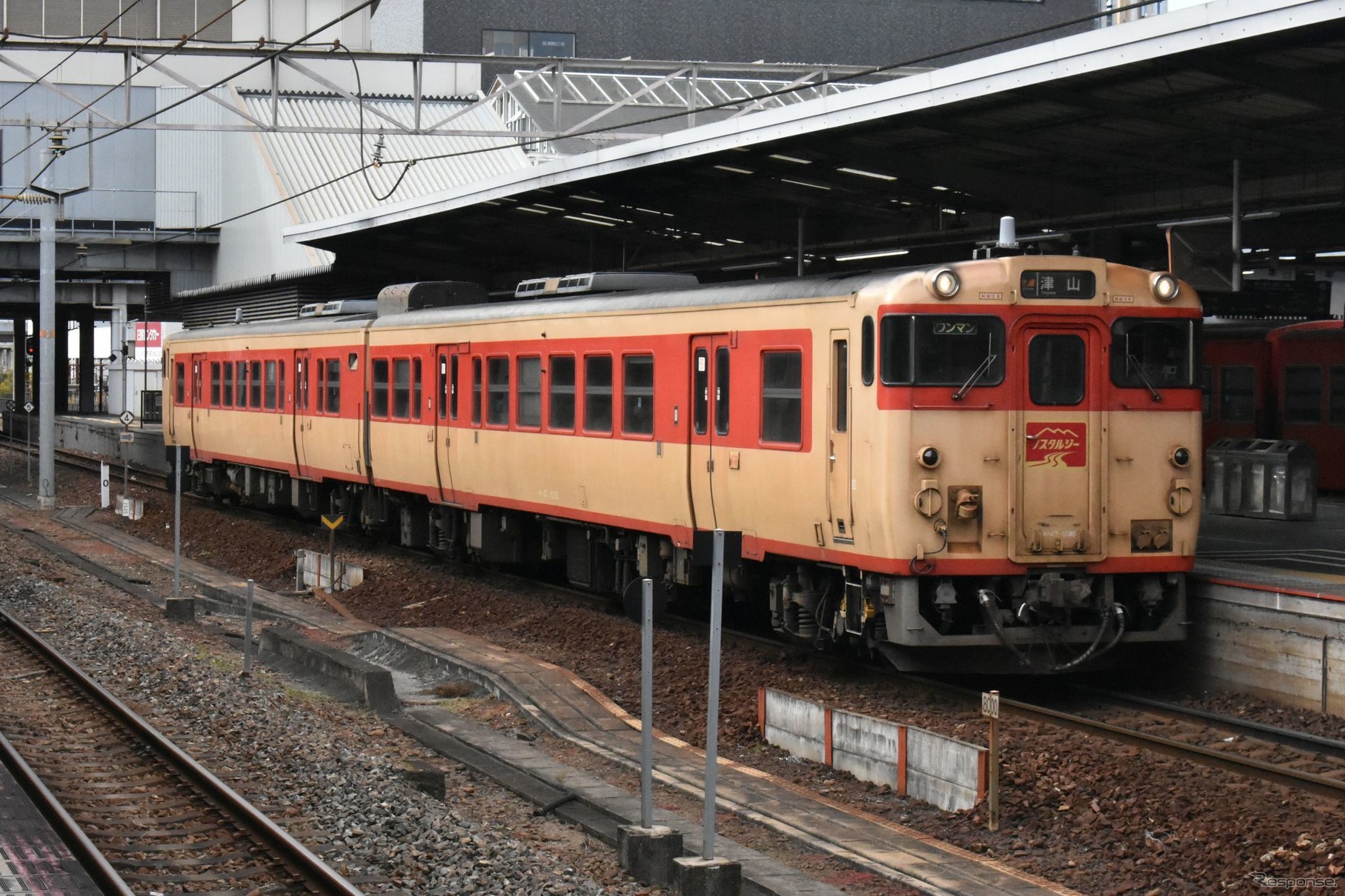 『砂丘』のリバイバル列車として運行されるキハ47ノスタルジー編成。