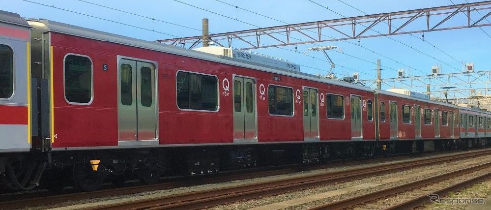 赤いラッピングがアクセントとなる東横線用の「Q SEAT」車。