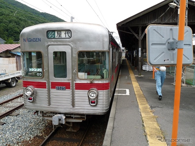 2012年4月に廃止された屋代線（屋代～須坂）で走っていた頃の3500系。