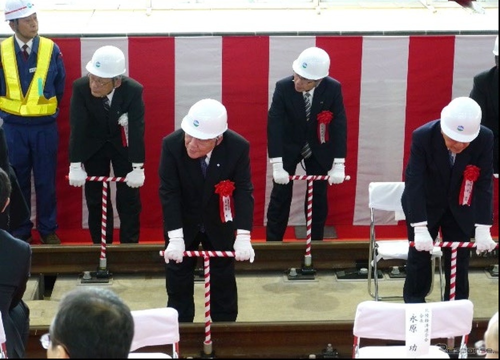 2014年5月24日に行なわれた北陸新幹線長野～金沢間レール締結式での締結の様子。今回のレール締結式は芦原温泉駅（福井県あわら市）で行なわれる。