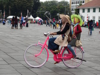 ジャカルタ、カラフルでレトロな自転車に乗り自撮りする人々…オランダ統治時代の光景を今に 画像