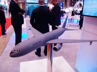 【国際航空宇宙展16】ボーイング、KC46A の空中給油シミュレーターを展示 画像