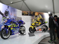 【MotoGP 第15戦日本】グランドスタンド裏に往年のマシンが集結、ファンも興味津々 画像