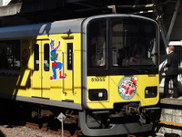 野原家の街、春日部から世界へ…クレヨンしんちゃん電車51055編成走る 画像