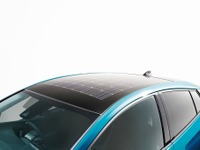 【トヨタ プリウスPHV 新型】パナソニック製太陽電池を搭載…180Wの大出力 画像