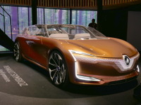 【フランクフルトモーターショー2017】ルノーが自動運転EVの シンビオズ を発表…車と住宅を統合 画像