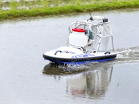 ヤマハ発動機、除草剤散布用無人ボートにジャイロを搭載　2018年モデル 画像
