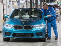 BMW M5 新型、量産第一号車がラインオフ…歴代最強の600hp 画像
