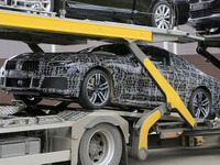 BMW最強の2ドアクーペ「M8」、輸送中の姿を激写…2018年秋登場か 画像