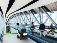 羽田空港で自動運転電動車いすの試験走行　JALやWHILL 画像