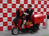 ホンダ 安部常務「生活に溶け込むよう期待」…日本郵便に電動二輪車を初納入 画像
