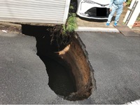 東京調布の住宅街で道路陥没、地下で外環道トンネル工事［新聞ウォッチ］ 画像