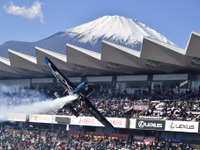 富士スピードウェイのホームストレートを飛行機が飛んだ!! クルマとコラボ 画像