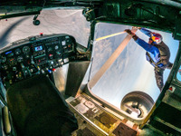 成功!! 空中で飛行機から飛行機へ飛び移る…レッドブルのプロジェクト 画像
