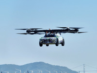 「空飛ぶ電気自動車」が初飛行、重さ約2トンの車体が浮上 画像