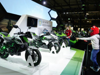 カワサキ、EV走行可能なハイブリッド二輪車を初公開…EICMA 2022 画像
