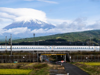 F1と新幹線が並走、バックは富士山！ レッドブルが『BAKUSOU』映像を公開 画像