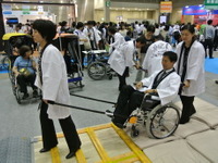 【福祉機器展12】世界初の車いす用緊急避難装置…JINRIKI 画像
