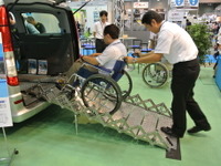 【福祉機器展12】折りたたみ式車いすスロープを初公開…アンクラジャパン 画像