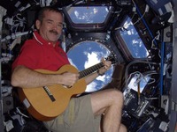 宇宙飛行士がクリスマスソングを無重力空間で収録［動画］ 画像