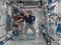ヨーロッパの高校生達がコントロールするドロイドが国際宇宙ステーションで障害物競走 画像