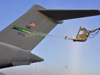 C-17輸送機の凍りついた尾翼の解凍作業を行うメインテナー 画像