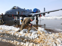 アフガニスタンからA-10サンダーボルト2周辺の雪掻きイメージ 画像