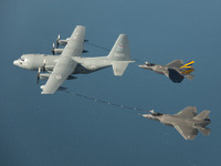 2機のF-35ライトニング2に初の同時空中給油を行うKC-130 画像