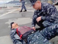 アメリカ海軍、USSデンバーにおける大量負傷者救援訓練 画像