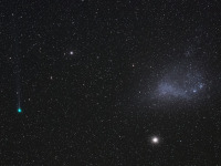 南半球の夜空を横切るレモン彗星とパンスターズ彗星の共演 画像