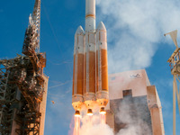 世界最大のロケット デルタ4ヘビー 打ち上げに成功 画像