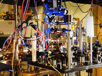 DARPAが支援する超高精度原子時計、従来の10倍の精度を達成 画像