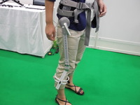 【福祉機器展13】重力とバネの力だけで動く歩行支援ロボット…名古屋工業大学 画像