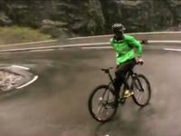 命知らずのサイクリスト、時速80kmで山を下る…前後逆向き［動画］ 画像