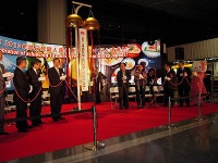 訪日外国人が過去最高の1000万人を達成…成田空港でセレモニー 画像