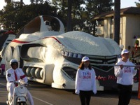 新型ホンダ NSX 風の巨大山車、ASIMO の運転で登場…米国新年パレード 画像