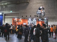 【大阪モーターサイクルショー14】KTM、ジャンプシーンのディスプレイで注目…グループ化したハスクバーナも展示 画像