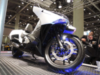 【東京モーターサイクルショー14】ホンダ NM4 の未来的デザインの理由 画像
