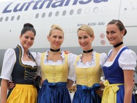 ルフトハンザドイツ航空の客室乗務員、ビールの祭典にちなんだ民族衣装を着用 画像