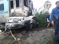 タイ中部で踏切事故、乗用車炎上で2人死亡 画像