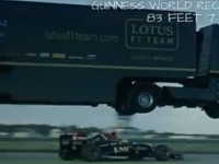 ルノー の大型トレーラー、F1マシンの上を大ジャンプ…ギネス新記録［動画］ 画像