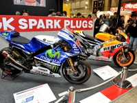 【東京モーターサイクルショー15】NGK、MotoGPマシン展示やスパークガールズ撮影会でにぎわう 画像