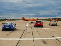 横浜ゴム、ロシアの国際航空ショーで飛行機とレーシングカーのコラボ 画像