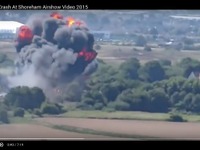 英国の航空ショーで事故、高速道路に墜落の瞬間［動画］ 画像