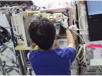 油井宇宙飛行士、日本実験棟「きぼう」に小動物飼育装置を設置 画像