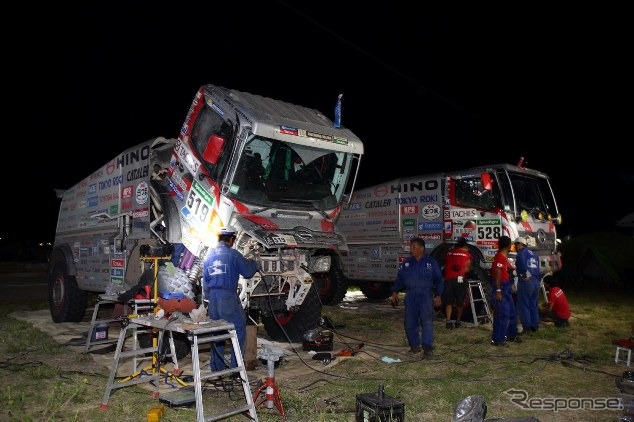 ラ・リオハのビバークで整備される日野レンジャー