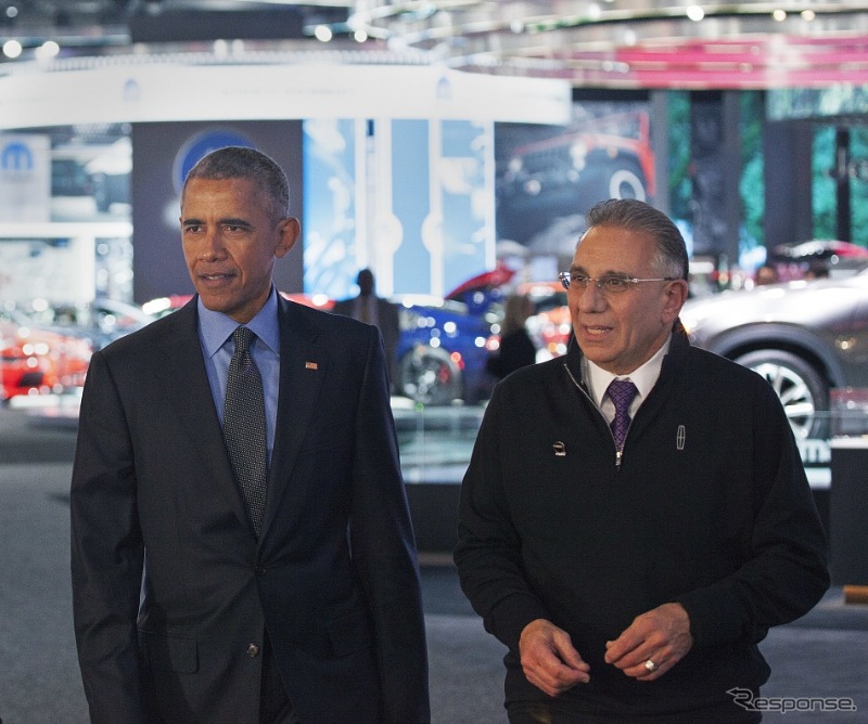 デトロイトモーターショーを初めて視察したオバマ大統領