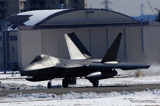 横田基地の外周にはラプターを見ようと、多くの航空ファンが詰め掛けた。