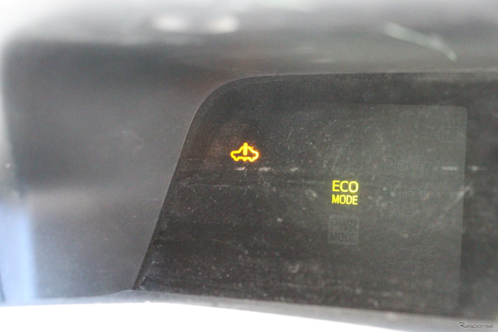 『プリウスα』などメーターに「整備モード」の表示が現れない車種では、自動車に「！」のマークとトラクションコントロールマークの横に「READY」マークが表示される